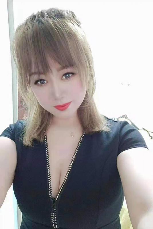 石岩芳芳性感少妇